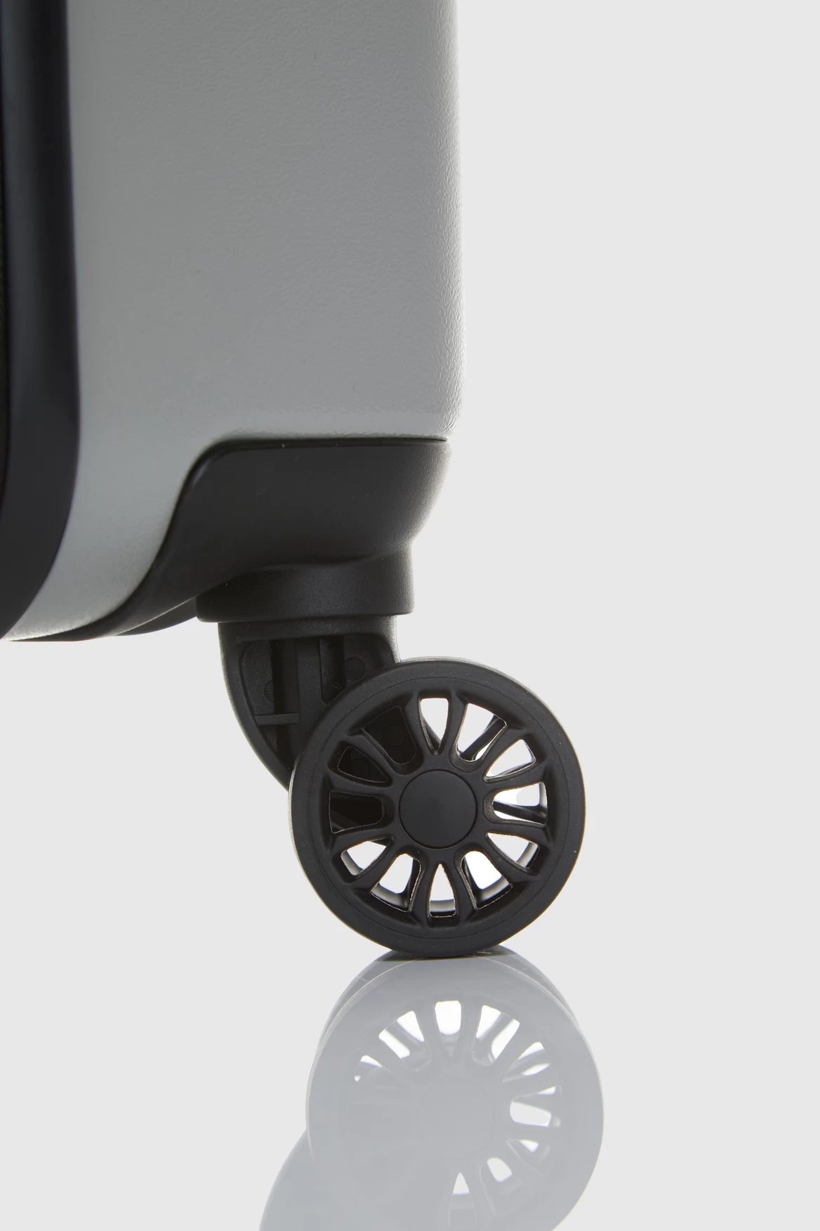 Calvin Klein Overlay 54cm Suitcase 6 Calvin Klein Overlay 54cm Suitcase - Image 6